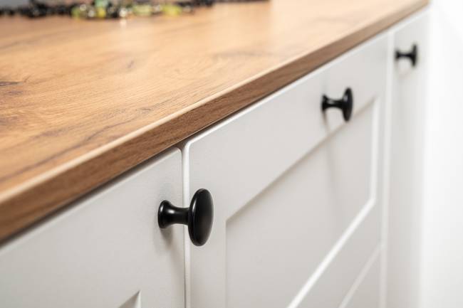 Большой комод две дверки четыре ящика с вешалкой с полкой и два шкаф-пенала Остин цвет белый шагрень/дуб крафт золотой Большой комод две дверки четыре ящика с вешалкой с полкой и два шкаф-пенала Остин цвет белый шагрень/дуб крафт золотой