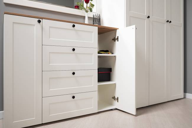 Большой комод две дверки четыре ящика с вешалкой с полкой и два шкаф-пенала Остин цвет белый шагрень/дуб крафт золотой Большой комод две дверки четыре ящика с вешалкой с полкой и два шкаф-пенала Остин цвет белый шагрень/дуб крафт золотой