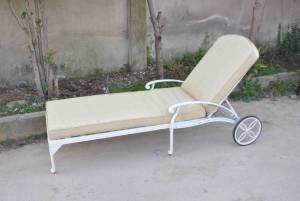 Белый шезлонг Bertha из литого алюминия Белый шезлонг Bertha из литого алюминия