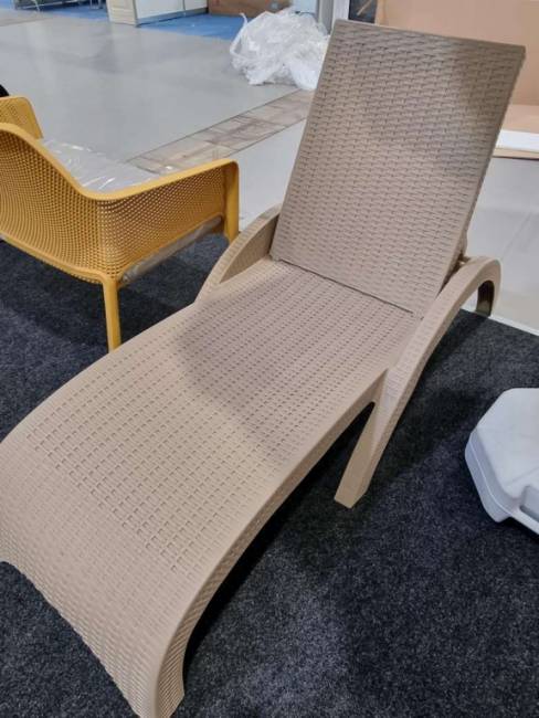 Шезлонг пластиковый GS 1009 (Fiji) бежевый 1870x730x340 мм